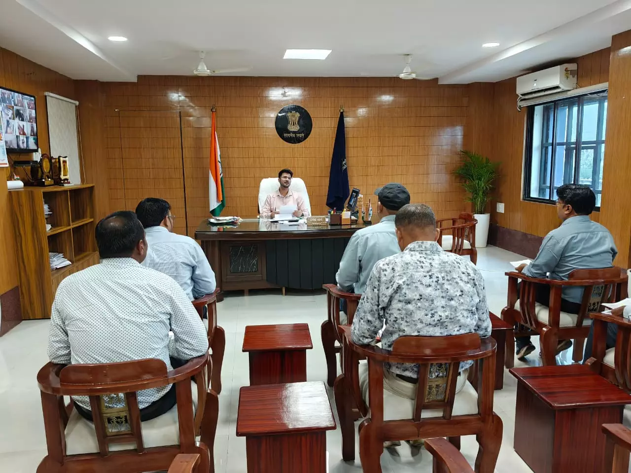 कलेक्टर ने की खाद भण्डारण और वितरण की समीक्षा कलेक्टर ने की खाद भण्डारण और वितरण की समीक्षा