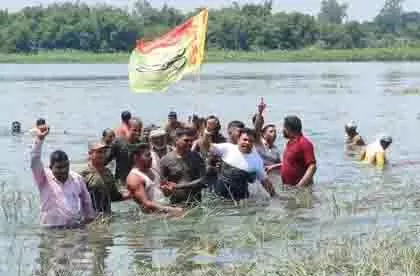 भूमि विवाद को लेकर बवाल, Jharkhand में ग्रामीणों और पुलिस के बीच तनातनी भूमि विवाद को लेकर बवाल, Jharkhand में ग्रामीणों और पुलिस के बीच तनातनी
