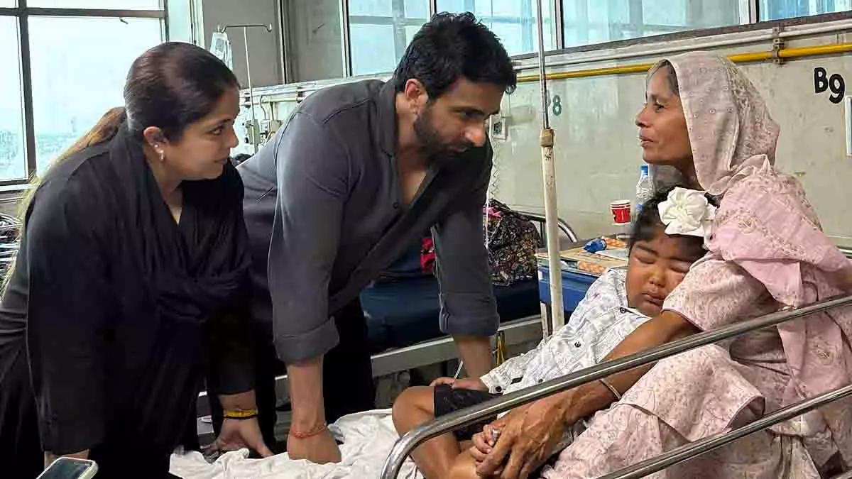 Sonu Sood: बाढ़ प्रभावित पंजाब में 8 वर्षीय अविजोत से की हार्दिक मुलाकात Sonu Sood: बाढ़ प्रभावित पंजाब में 8 वर्षीय अविजोत से की हार्दिक मुलाकात
