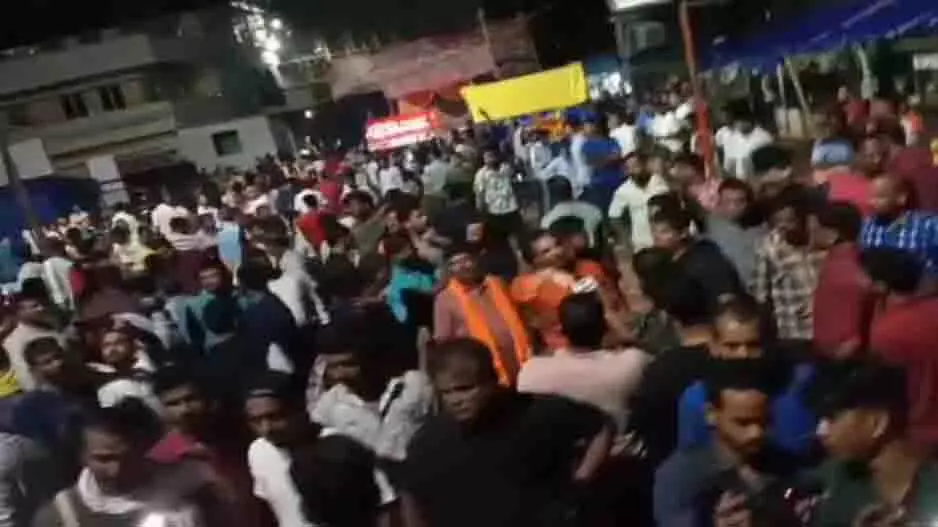Bhubaneswar: शहीद नगर में जात्रा शो में बिजली गुल होने से अफरा-तफरी मच गई Bhubaneswar: शहीद नगर में जात्रा शो में बिजली गुल होने से अफरा-तफरी मच गई