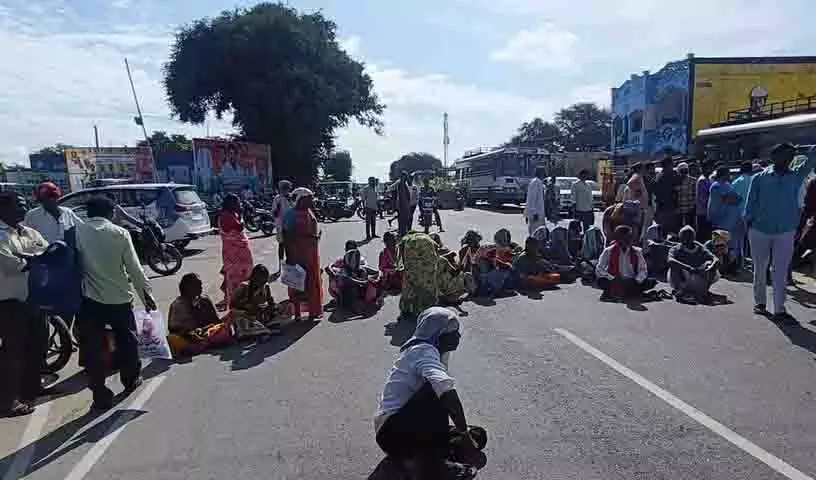 Telangana: सरकारी दावों के बावजूद किसानों को यूरिया की कमी का सामना करना पड़ रहा Telangana: सरकारी दावों के बावजूद किसानों को यूरिया की कमी का सामना करना पड़ रहा