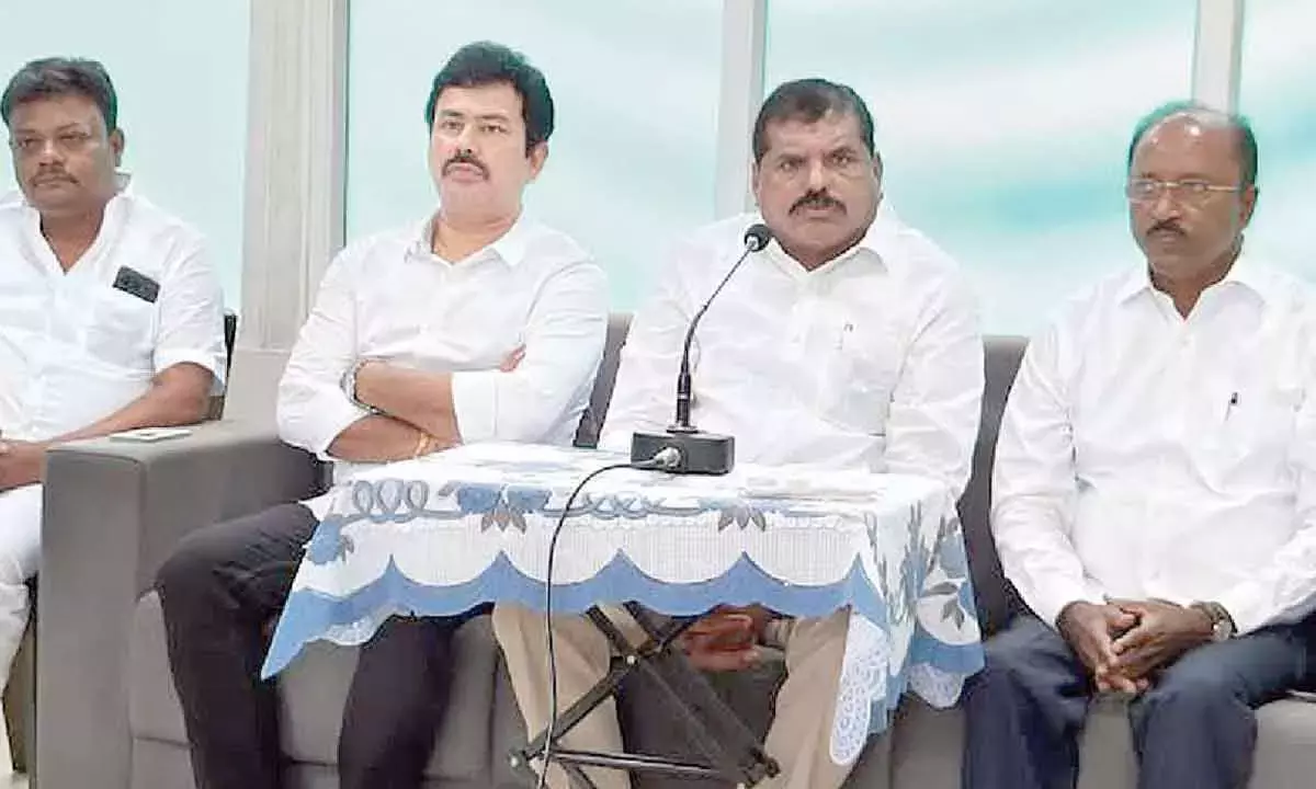 सरकार की अक्षमता का दोष YSRCP पर मढ़ा जा रहा है: एमएलसी सरकार की अक्षमता का दोष YSRCP पर मढ़ा जा रहा है: एमएलसी