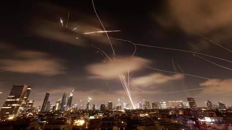Israel की अटूट हवाई ढाल तब विफल हुई जब हौथी ड्रोन ने रामोन हवाई अड्डे पर हमला किया Israel की अटूट हवाई ढाल तब विफल हुई जब हौथी ड्रोन ने रामोन हवाई अड्डे पर हमला किया
