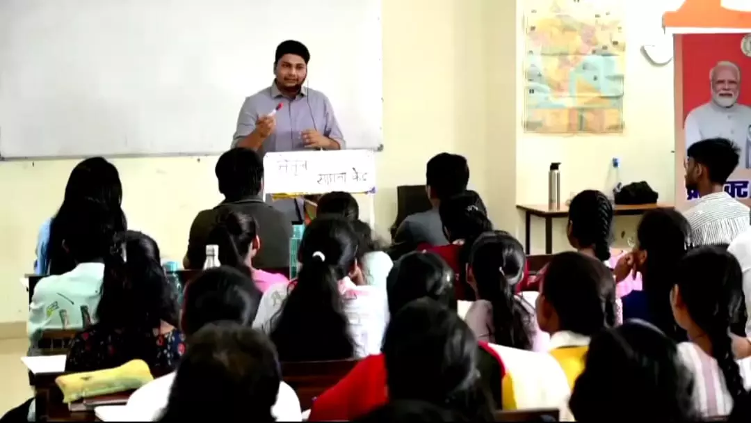 निगम आयुक्त विश्वदीप ने ली भारतीय अर्थव्यवस्था पर बच्चों की क्लास निगम आयुक्त विश्वदीप ने ली भारतीय अर्थव्यवस्था पर बच्चों की क्लास
