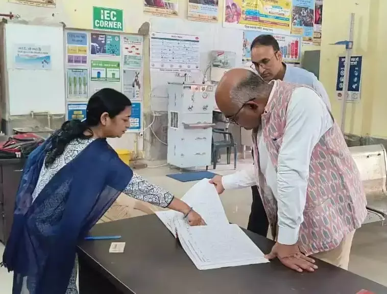 Kanpur: 8 कर्मचारियों की अनुपस्थिति पर DM ने लिया कड़ा कदम Kanpur: 8 कर्मचारियों की अनुपस्थिति पर DM ने लिया कड़ा कदम