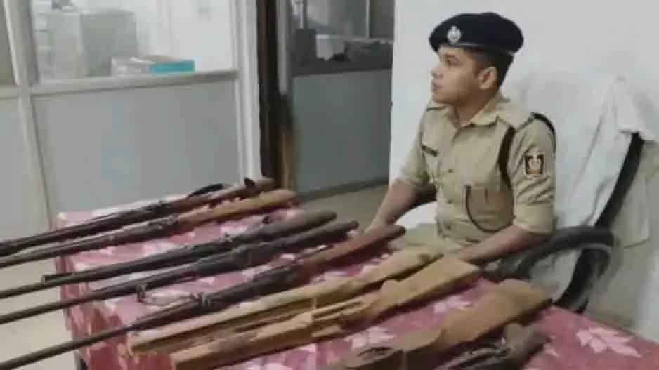 Odisha: 127 किलोग्राम गांजा के साथ दो गिरफ्तार, 5 देसी बंदूकें जब्त Odisha: 127 किलोग्राम गांजा के साथ दो गिरफ्तार, 5 देसी बंदूकें जब्त