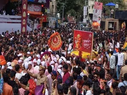 गणेश मंडलों ने पवित्रता बनाए रखी, विसर्जन में देरी; पुलिस की नावें तैयार गणेश मंडलों ने पवित्रता बनाए रखी, विसर्जन में देरी; पुलिस की नावें तैयार