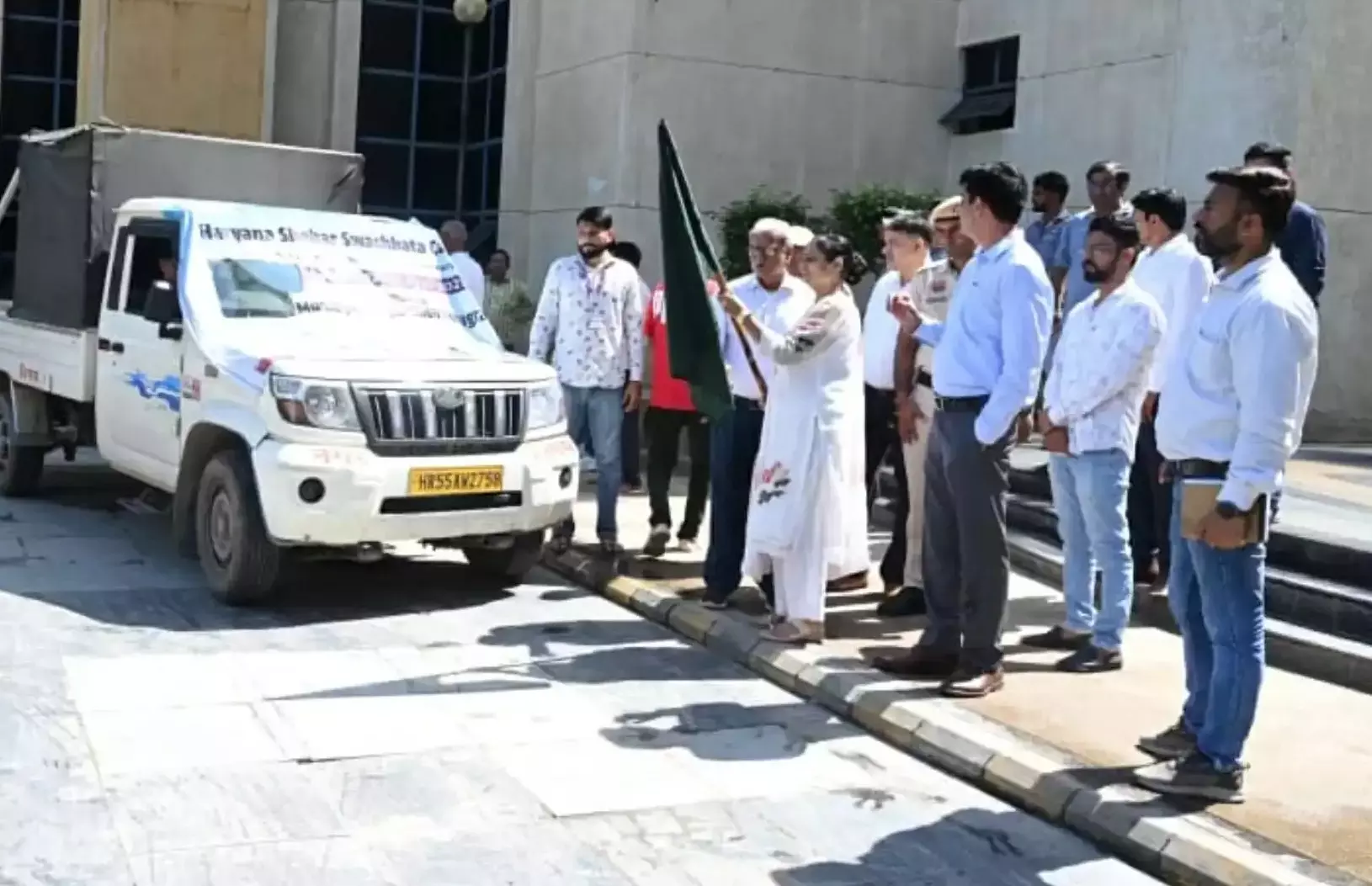 Gurugram: गुरुग्राम नगर निगम ने सफाई वाहनों को किया सक्रिय Gurugram: गुरुग्राम नगर निगम ने सफाई वाहनों को किया सक्रिय