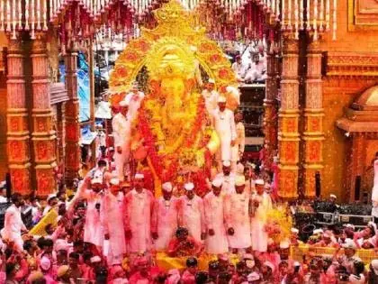 Lalbaugcha Raja विसर्जन के दौरान चोरों ने लूटे 100 मोबाइल फोन और सोने की चेन Lalbaugcha Raja विसर्जन के दौरान चोरों ने लूटे 100 मोबाइल फोन और सोने की चेन