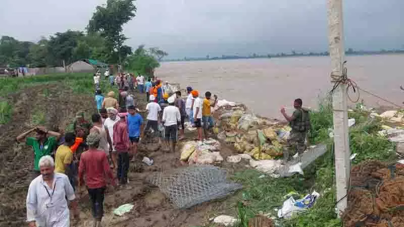 प्रशासन, सेना और स्थानीय लोग Dhussi बंद को मजबूत करने के लिए हर संभव प्रयास कर रहे प्रशासन, सेना और स्थानीय लोग Dhussi बंद को मजबूत करने के लिए हर संभव प्रयास कर रहे