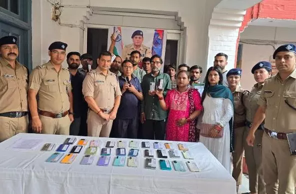 Haridwar: पुलिस ने चोरी के मोबाइल्स बरामद कर मामले सुलझाए Haridwar: पुलिस ने चोरी के मोबाइल्स बरामद कर मामले सुलझाए