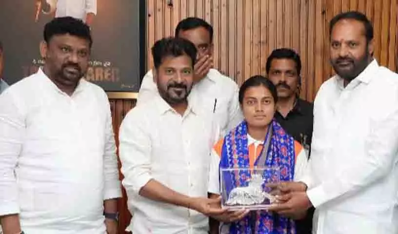 Telangana CM ने चिकिथा को ओलंपिक सपने के लिए पूर्ण समर्थन का वादा किया Telangana CM ने चिकिथा को ओलंपिक सपने के लिए पूर्ण समर्थन का वादा किया