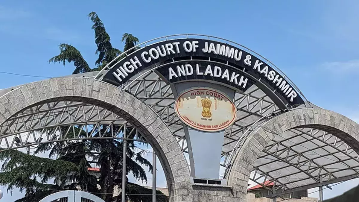 Srinagar: उच्च न्यायालय ने राहत कोष में भेजे 54,40,500 रुपये Srinagar: उच्च न्यायालय ने राहत कोष में भेजे 54,40,500 रुपये