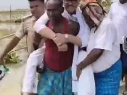 Bihar: कांग्रेस सांसद का ‘कंधे दौरा’, बाढ़ निरीक्षण पर सियासत तेज Bihar: कांग्रेस सांसद का ‘कंधे दौरा’, बाढ़ निरीक्षण पर सियासत तेज