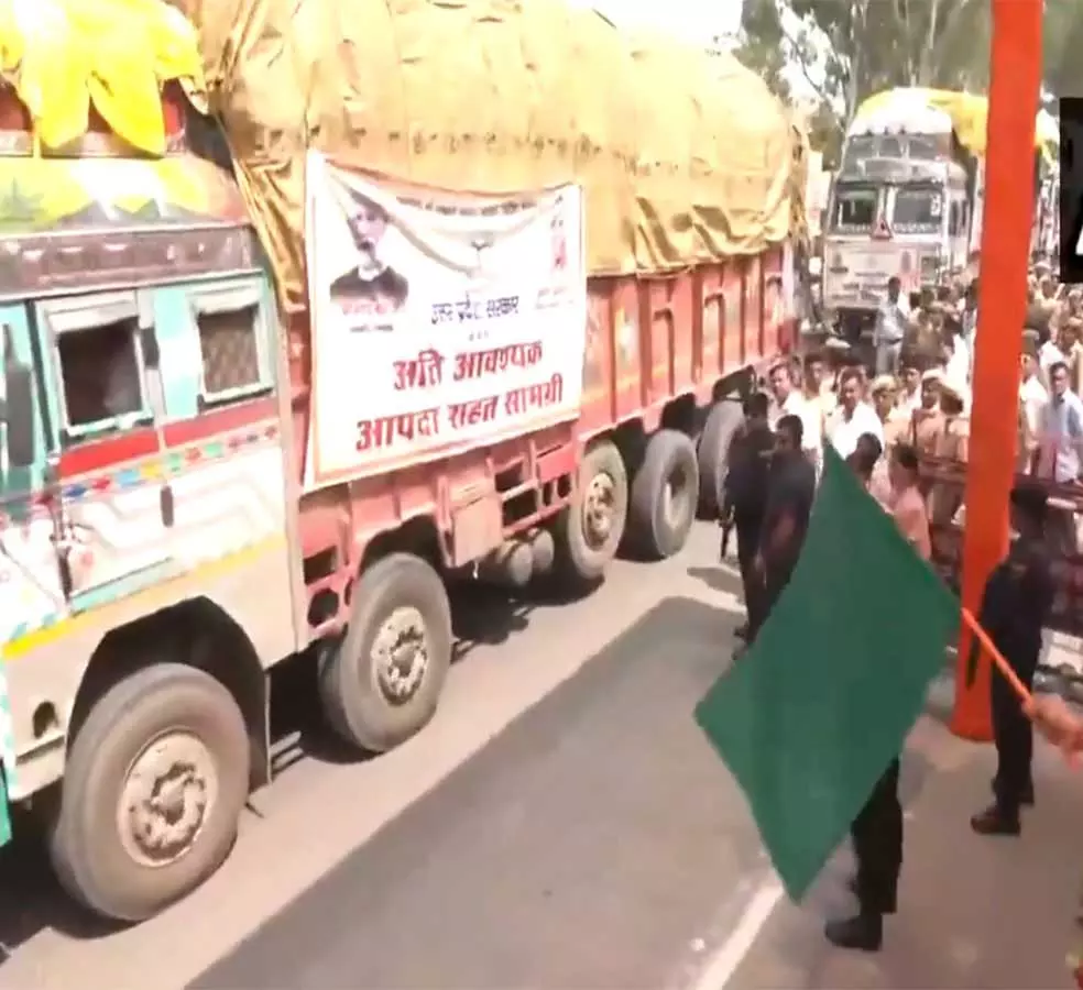 UP के सीएम योगी ने बाढ़ प्रभावित राज्यों के लिए राहत सामग्री से भरे 48 ट्रकों को हरी झंडी दिखाई UP के सीएम योगी ने बाढ़ प्रभावित राज्यों के लिए राहत सामग्री से भरे 48 ट्रकों को हरी झंडी दिखाई