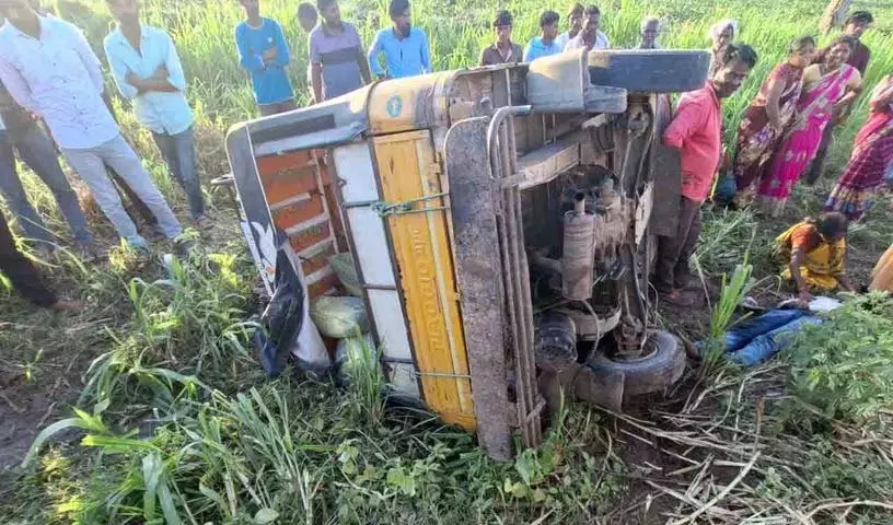 सीमेंट से भरा ऑटो पलटा.. चालक की मौके पर ही मौत सीमेंट से भरा ऑटो पलटा.. चालक की मौके पर ही मौत