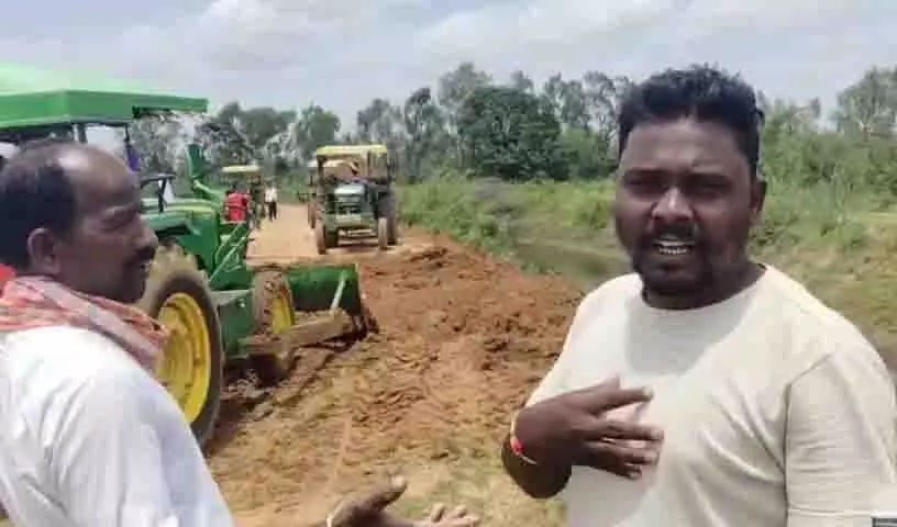 सरकारी उदासीनता के बाद किसानों ने अपने खर्च पर Singur नहर की मरम्मत की सरकारी उदासीनता के बाद किसानों ने अपने खर्च पर Singur नहर की मरम्मत की