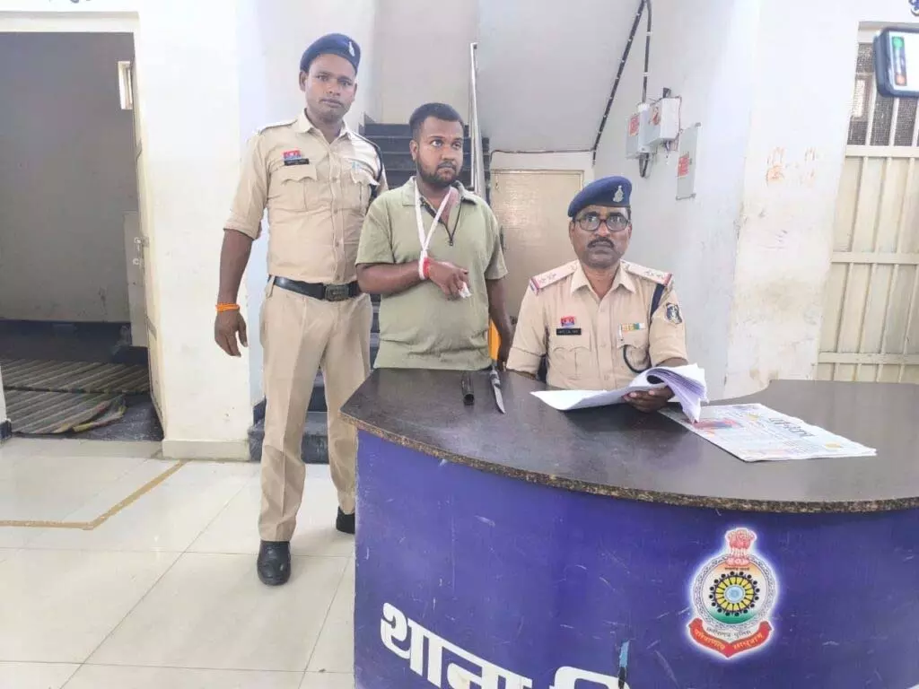 गणेश पंडाल के पास मारपीट, आरोपी से लोहे का चाकू बरामद, आर्म्स एक्ट में मामला दर्ज गणेश पंडाल के पास मारपीट, आरोपी से लोहे का चाकू बरामद, आर्म्स एक्ट में मामला दर्ज