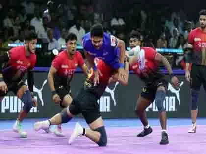 PKL: बेंगलुरु बुल्स ने गत चैंपियन हरियाणा स्टीलर्स को 40-33 से हराया PKL: बेंगलुरु बुल्स ने गत चैंपियन हरियाणा स्टीलर्स को 40-33 से हराया