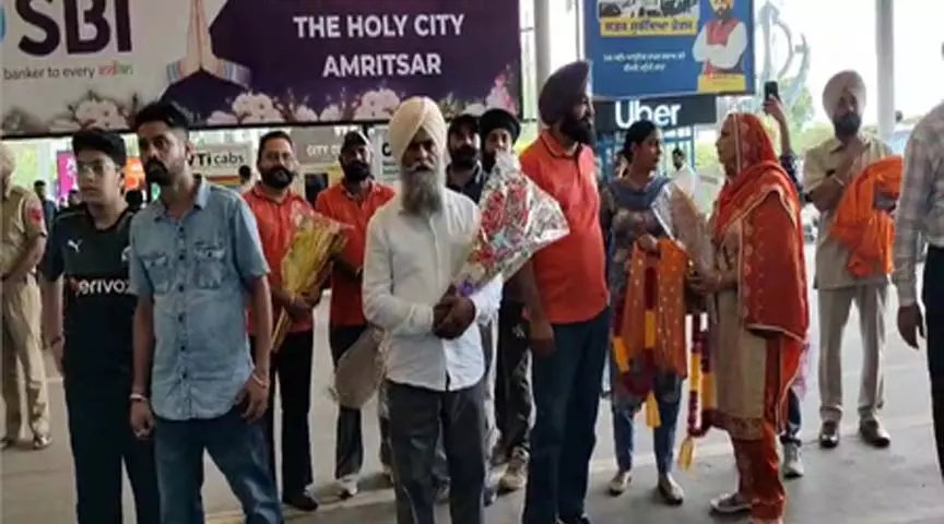एशिया कप जीतकर अमृतसर लौटे दिलप्रीत सिंह, एयरपोर्ट पर भव्य स्वागत एशिया कप जीतकर अमृतसर लौटे दिलप्रीत सिंह, एयरपोर्ट पर भव्य स्वागत