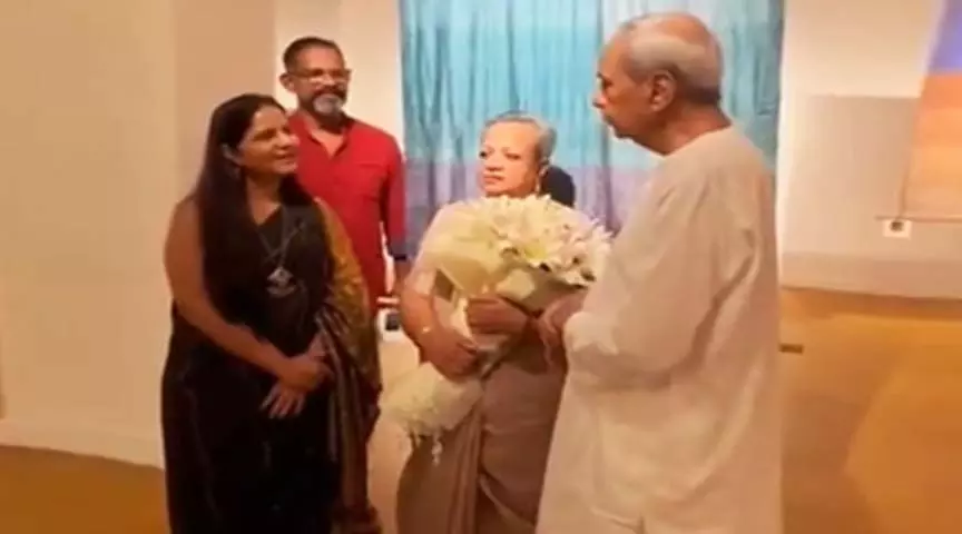 दिल्ली में आर्ट एग्जीबिशन देखने पहुंचे नवीन पटनायक, कलाकारों की सराहना दिल्ली में आर्ट एग्जीबिशन देखने पहुंचे नवीन पटनायक, कलाकारों की सराहना