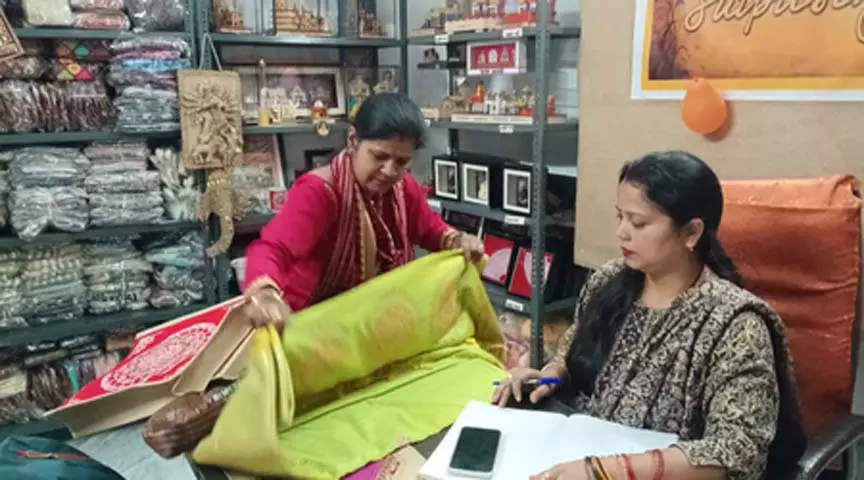 प्रधानमंत्री रोजगार सृजन योजना से आत्मनिर्भर बनीं रूबी, तीन हजार से अधिक महिलाओं को दिया रोजगार प्रधानमंत्री रोजगार सृजन योजना से आत्मनिर्भर बनीं रूबी, तीन हजार से अधिक महिलाओं को दिया रोजगार