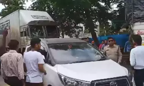 कार चालक को आई नींद, रोड में जाम लगने से परेशान हुए लोग