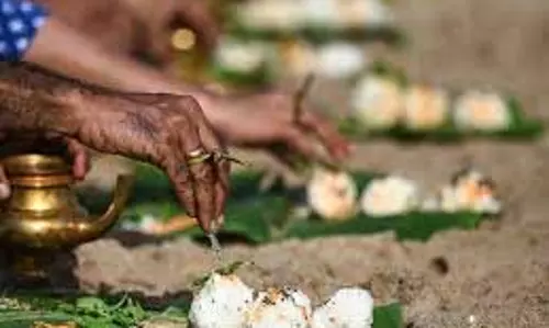 Pitru Paksha 2025: पितृ पक्ष आज से शुरू, जानिए पितरों की संतुष्टि के लिए तिल-कुश, पीपल-तुलसी और पंचबलि की परंपरा Pitru Paksha 2025: पितृ पक्ष आज से शुरू, जानिए पितरों की संतुष्टि के लिए तिल-कुश, पीपल-तुलसी और पंचबलि की परंपरा
