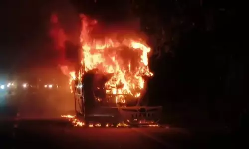 बैटरी में शॉर्ट होने से बस में लगी आग, सफर कर रहे थे 82 श्रद्धालु बैटरी में शॉर्ट होने से बस में लगी आग, सफर कर रहे थे 82 श्रद्धालु