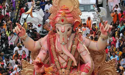 रायपुर शहर में आज निकाली जा रही गणेश विसर्जन के दौरान झांकियां रायपुर शहर में आज निकाली जा रही गणेश विसर्जन के दौरान झांकियां