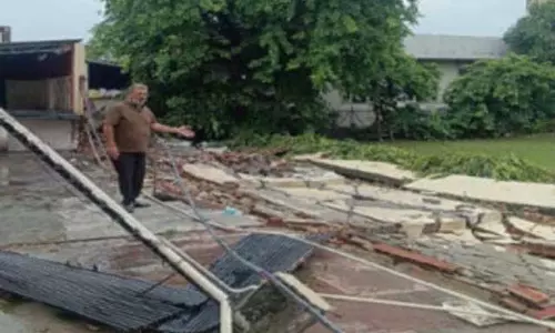 Ludhiana:इस इलाके में क्लब परिसर की दीवार गिरने से मचा हड़कंप Ludhiana:इस इलाके में क्लब परिसर की दीवार गिरने से मचा हड़कंप