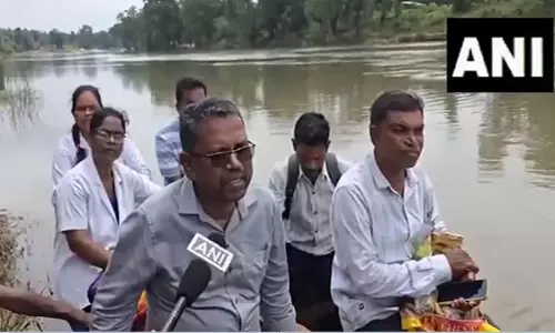 CMHO ने नाव से नदी पार वनांचल में लगाया स्वास्थ्य शिविर