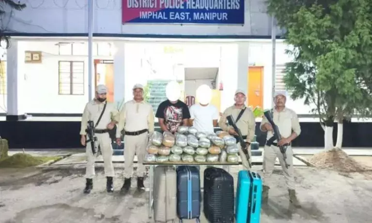 Manipur : इम्फाल पूर्व से दो तस्कर गिरफ्तार, 50 किलो गांजा बरामद Manipur : इम्फाल पूर्व से दो तस्कर गिरफ्तार, 50 किलो गांजा बरामद