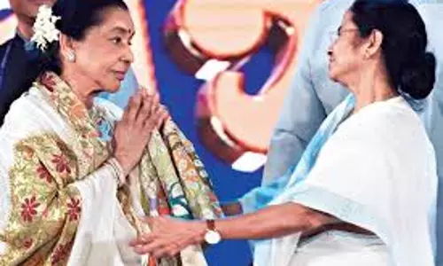 Kolkata: ममता बनर्जी ने आशा भोसले को किया नमन Kolkata: ममता बनर्जी ने आशा भोसले को किया नमन
