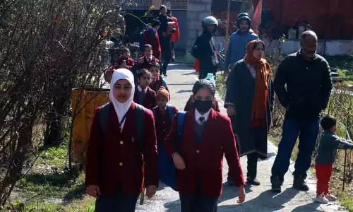 कश्मीर में आज से फिर शुरू होंगी कक्षाएं, 40 स्कूल फिलहाल बंद रहेंगे: DSEK कश्मीर में आज से फिर शुरू होंगी कक्षाएं, 40 स्कूल फिलहाल बंद रहेंगे: DSEK
