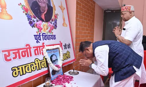 CM साय ने रायपुर की पहली महिला विधायक स्वर्गीय रजनी ताई उपासने के निवास पहुंचकर अर्पित की श्रद्धांजलि