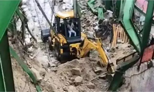 Haridwar Landslide : मनसा देवी पहाड़ी का हिस्सा गिरा, मलबे में दबी रेल पटरियां