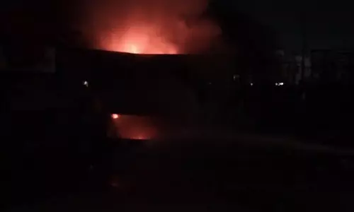 तेलीबांधा में ऑटो पार्ट्स दुकान में लगी भीषण आग, Video