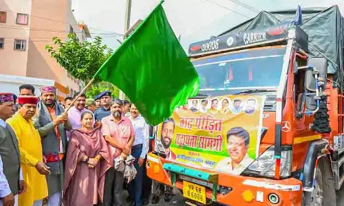 CM Nayab Saini ने बाढ़ प्रभावित पंजाब और हिमाचल प्रदेश के लिए 25 राहत ट्रकों को हरी झंडी दिखाई CM Nayab Saini ने बाढ़ प्रभावित पंजाब और हिमाचल प्रदेश के लिए 25 राहत ट्रकों को हरी झंडी दिखाई