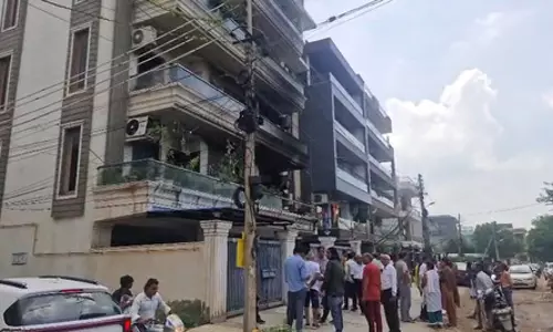 आग लगने से दंपति और बेटी की मौत, बालकनी से कूदकर बचा बेटा