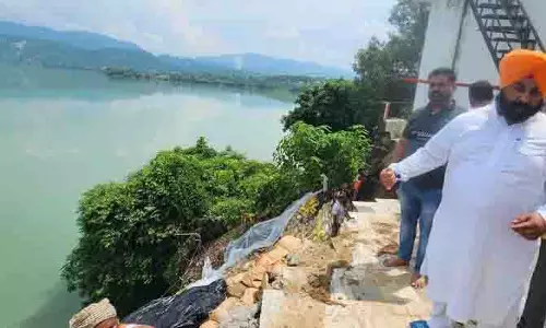 राजनीति पर आस्था, Sikh स्वयंसेवकों ने नांगल में मंदिर की दीवार का पुनर्निर्माण किया राजनीति पर आस्था, Sikh स्वयंसेवकों ने नांगल में मंदिर की दीवार का पुनर्निर्माण किया