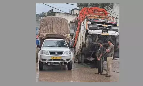 राजौरी GMC के पास क्षतिग्रस्त पुलिया पर ओवरलोड वाहन लटका, यातायात ठप राजौरी GMC के पास क्षतिग्रस्त पुलिया पर ओवरलोड वाहन लटका, यातायात ठप