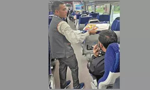 IRCTC ने कटरा-श्रीनगर वंदे भारत एक्सप्रेस में स्थानीय व्यंजन पेश किए IRCTC ने कटरा-श्रीनगर वंदे भारत एक्सप्रेस में स्थानीय व्यंजन पेश किए