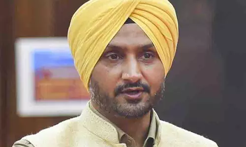 Harbhajan Singh बाढ़ प्रभावित पंजाब में राहत कार्य में जुटे Harbhajan Singh बाढ़ प्रभावित पंजाब में राहत कार्य में जुटे