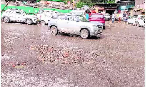 Himachal Pradesh: शिमला-शोघी सड़क पर बड़े गड्ढे