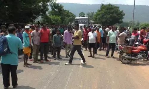 उर्वरक की कमी को लेकर किसान सड़कों पर उतरे उर्वरक की कमी को लेकर किसान सड़कों पर उतरे
