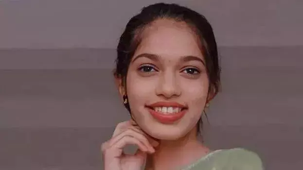 Kerala: 21 वर्षीय युवती अपने पति के घर में फंदे से लटकी मिली Kerala: 21 वर्षीय युवती अपने पति के घर में फंदे से लटकी मिली