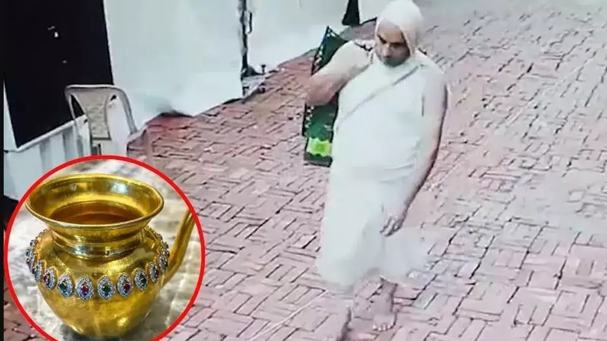 New Delhi: लाल किले के पास कलश चोरी का भंडाफोड़, आरोपी गिरफ्तार New Delhi: लाल किले के पास कलश चोरी का भंडाफोड़, आरोपी गिरफ्तार