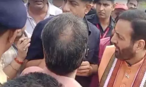 Nuggal: जलभराव देखते समय CM और जनता में टकराव Nuggal: जलभराव देखते समय CM और जनता में टकराव