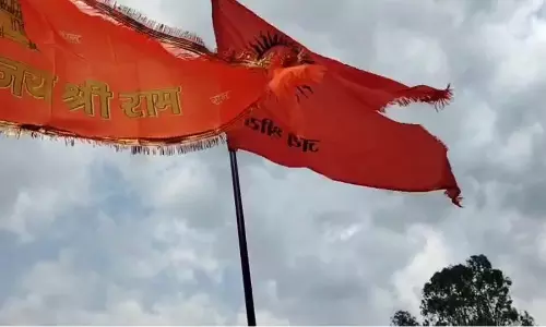 आर्मी जवान के घर पहुंचे बीजेपी नेता, भगवा झंडा फहराया, जानिए क्यों?